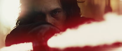 Adam Driver, que da vida a Kylo Ren, luce espada láser.