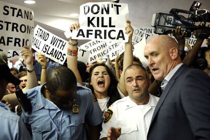 Protestas de activistas en el hall donde se celebra la cumbre del clima, en Durban.