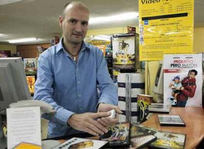 Daniel Rodríguez, junto al lector digital de huellas en Video Marcha.