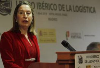 La ministra de Fomento, Ana Pastor, durante su intervención en el I Foro Ibérico de la Logística. Pastor, ha asegurado que, gracias a los avances en infraestructuras, la Península Ibérica se constituye actualmente como la gran plataforma logística y de transporte del sur de Europa.