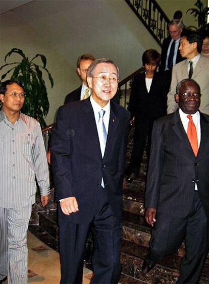 El secretario general de la ONU, Ban Ki-moon, a su llegada a Rangún, capital de Myanmar.