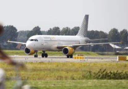 Un avión de la compañía Vueling aterriza en el aeropuerto internacional de Schiphol en Amsterdam (Holanda). EFE/Archivo