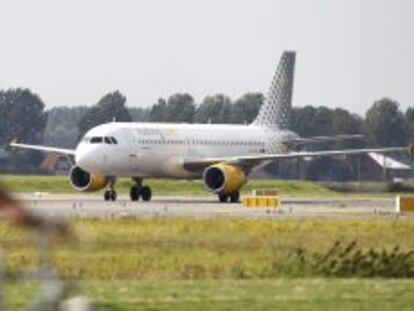 Un avi&oacute;n de la compa&ntilde;&iacute;a Vueling aterriza en el aeropuerto internacional de Schiphol en Amsterdam (Holanda). EFE/Archivo