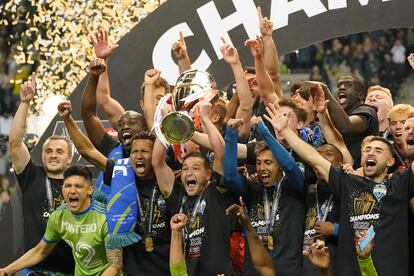 El uruguayo Nicolás Lodeiro sostiene el trofeo de la Liga de Campeones de la Concacaf.