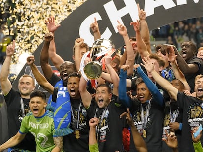 El uruguayo Nicolás Lodeiro sostiene el trofeo de la Liga de Campeones de la Concacaf.