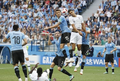 Raphael Varane y Matias Vecino luchan por el balón.