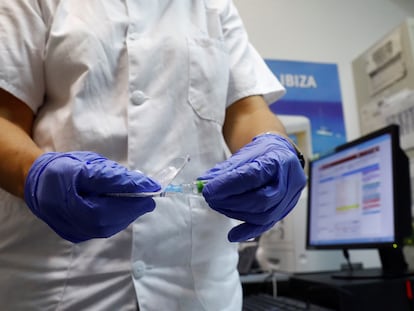 Una enfermera prepara una de las dosis de la vacuna contra la gripe en un centro de salud del madrileño.