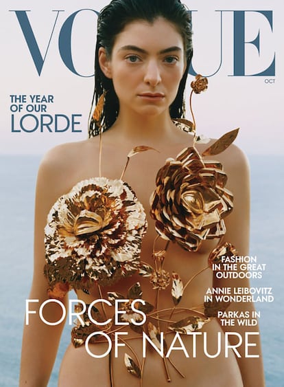 Lorde ha posado con un diseño de flores doradas de Schiaparelli, colocadas estratégicamente para cubrir el pecho de la cantante y sujetas por los tallos que rodean la cintura, en la portada de octubre de la edición estadounidense de Vogue.