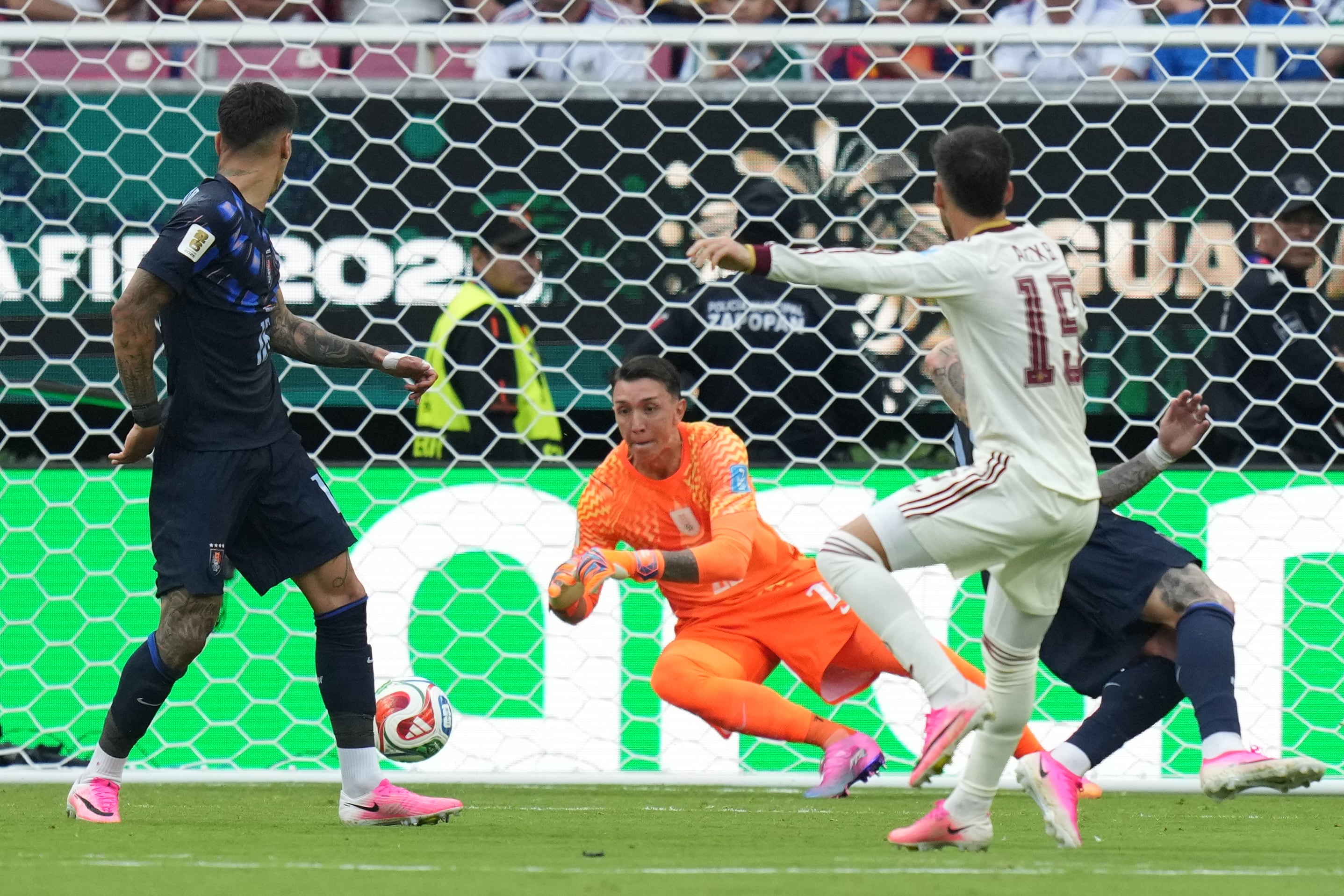 España vence a Uruguay y se clasifica como primera de grupo