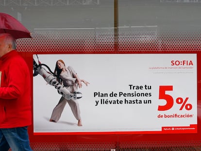 Un cartel promocional de planes de pensiones, en una oficina de Banco Santander.