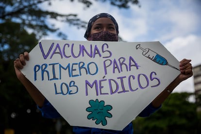 Un grupo de personas participa en una manifestación para exigir vacunas en Caracas, Venezuela