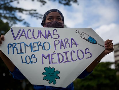 Un grupo de personas participa en una manifestación para exigir vacunas, la semana pasada en Caracas.