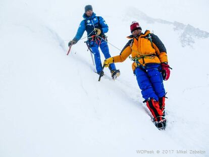 Alberto Iñurrategi guides Italian climber Valerio Annovazzi, after his rescue on Gasherbrum II