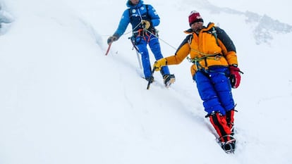Alberto I&ntilde;urrategi asegura el descenso del Italiano Valerio Annovazzi, tras su rescate en el Gasherbrum II