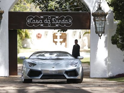 A Lamborghini do ex-presidente Collor deixa a sua residência no DF.