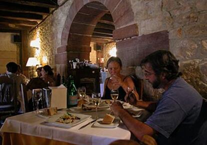 El restaurante del hotel El Convento está emplazado en la sala capitular del monasterio románico de Santa María de Mave, en Palencia.

Torre del Visco, en Fuentespalda, en la comarca turolense del Matarraña.