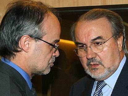 El consejero Antoni Castells conversa con el ministro Pedro Solbes.