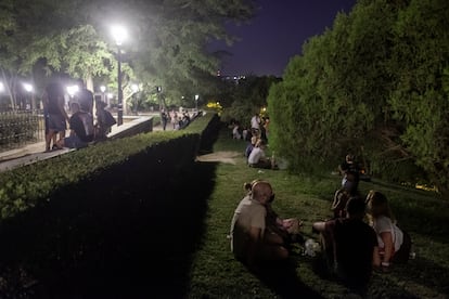 Grupos de gente reunidos en el parque de las Vistillas, el viernes por la noche.