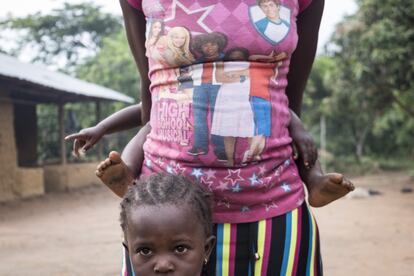 Save the Children denuncia que cada año millones de niñas son forzadas a casarse y, por tanto, renuncian a su derecho a la educación, a la atención sanitaria y a su bienestar y desarrollo físico y emocional. Dejan su infancia y dejan de ser niñas. Para finales de esta década se calcula que 142 millones de niñas habrán sido obligadas a casarse.