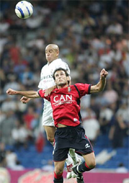 Roberto Carlos salta a cabecear el balón durante el partido.