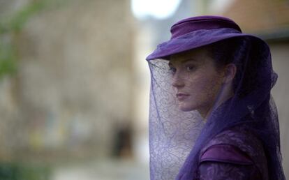 L'actriu Mia Wasikowska encarna Madame Bovary en la nova adaptació cinematogràfica que s'estrenarà a la tardor.