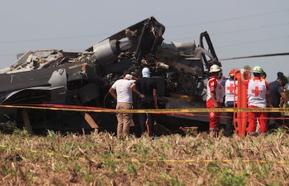 Paramédicos de la Cruz Roja junto al helicóptero que cayó en Los Mochis (Sinaloa), en el accidente que dejó un saldo de 14 marinos muertos, este 15 de julio.