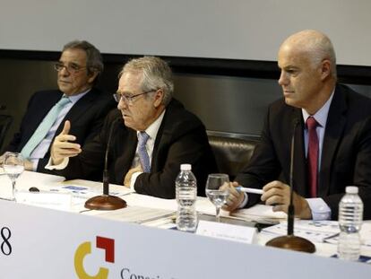 El director de inversiones del Santander, José Manuel Campa; el director general del CEC, Fernando Casado, y el presidente de Telefónica y del CEC, César Alierta.