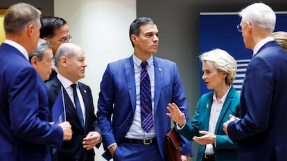 La presidenta de la Comisión Europea, Ursula von der Leyen, junto a varios líderes europeos, entre ellos, el presidente español, Pedro Sánchez (centro), y el canciller alemán, Olaf Scholz, este viernes en Bruselas.