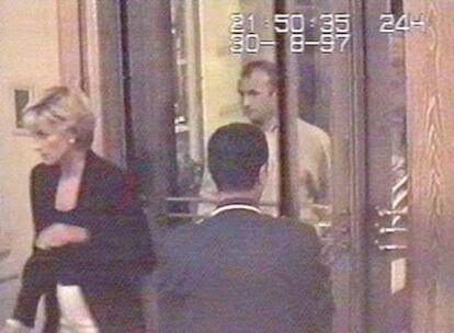 Diana de Gales y Dodi al Fayed, grabados en el vídeo de seguridad del hotel Ritz poco antes de morir en accidente de tráfico en París ese mismo día, el 30 de agosto de 1997.