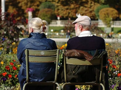 Imagen de dos jubilados en un parque. 