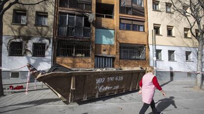 Una persona camina delante de un contenedor en el barrio de Sant Roc (Badalona), en una imagen de archivo.