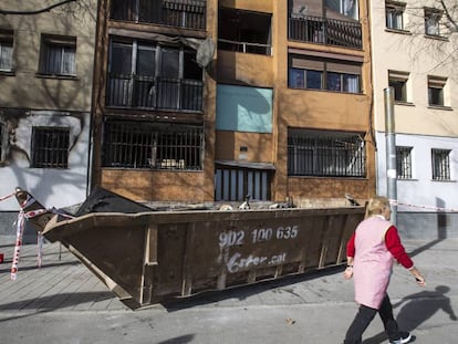 Una persona camina delante de un contenedor en el barrio de Sant Roc (Badalona), en una imagen de archivo.