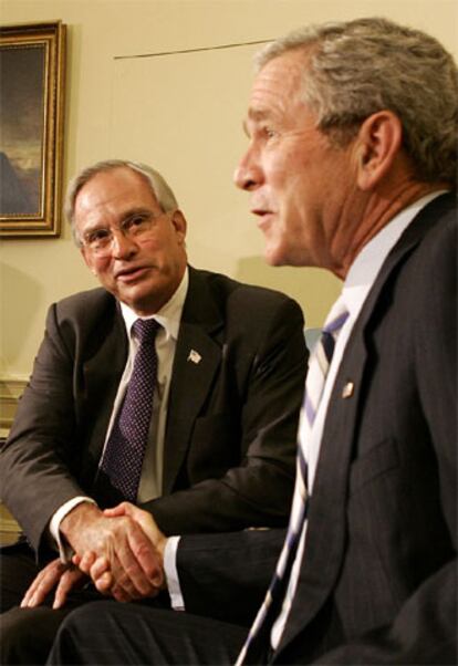 Porter Goss y George W. Bush, ayer en la Casa Blanca.