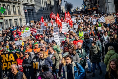 Centenares de personas participan en la protesta por la vivienda por el centro de Madrid, este domingo. 