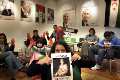 Activistas saharauis, ayer en la sede de los socialistas valencianos.