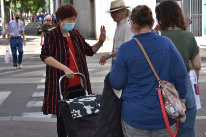 ODS 17: Alianzas para lograr objetivos. “Sos igual que yo”. Debajo del hostal donde vive Alfonso, una persona sin hogar, está una tienda de alimentos con una dueña china. Alfonso y ella se ayudan mutuamente. No hay fronteras entre estos humanos.
El día de la foto, China, España y Argentina se encontraron en la calle por casualidad.