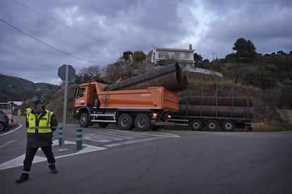 A truck with pipes that will be used to reach the well arrives in Totalán.