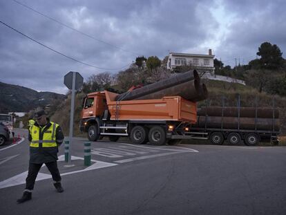 A truck with pipes that will be used to reach the well arrives in Totalán.