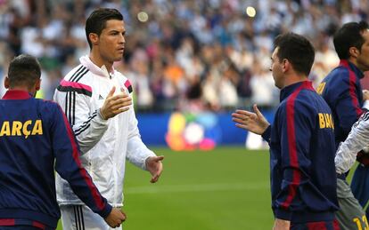 Cristiano Ronaldo (a la izquierda) y Messi se saludan antes del partido entre Real Madrid y Barcelona, en 2014.