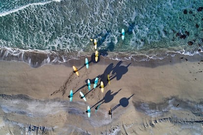 Vista aérea de surfistas em Unstand, no norte da Noruega, em 10 de março.