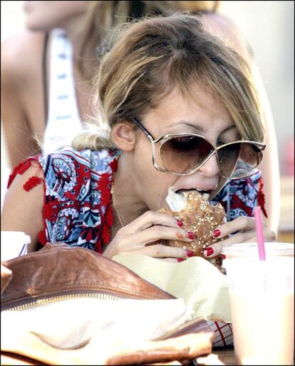 La diseñadora y 'celebrity' Nicole Richie, comiendo una hamburguesa en las playas de Malibú.