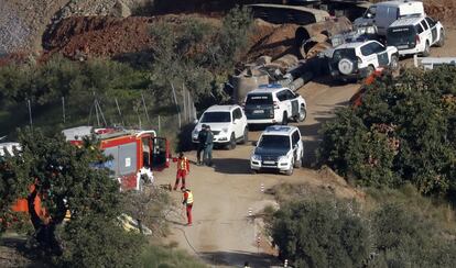 Luis Sevillano

Pie de Foto: Mucho movimiento en los alrededores del pozo de Totalán. Después de completar el entubado de 60 metros de la galería vertical, se colocaron dos tubos más, cada uno de seis metros, sobresaliendo. Ahora los operarios rellenan la zona alrededor de los tubos salientes para cubrirlos y evitar cualquier movimiento de tierras en las zonas cercanas.
