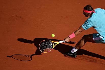 Nadal devuelve la pelota durante el partido contra Korda en París.