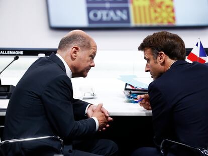 El canciller alemán, Olaf Scholz, y el presidente de Francia, Emmanuel Macron, el día 29 en un momento de la cumbre de la OTAN celebrada en Madrid.