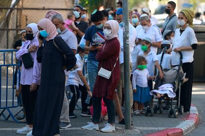 Un grupo de personas espera frente a un establecimiento médico donde hacen test rápidos, este domingo en Jerusalén.