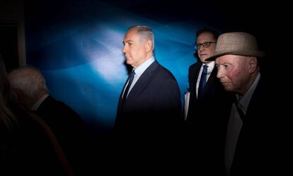 El primer ministro de Israel, Benjamín Netanyahu, acompañado por el superviviente del Holocausto Mordejai Wiesel, el domingo en Jerusalén.