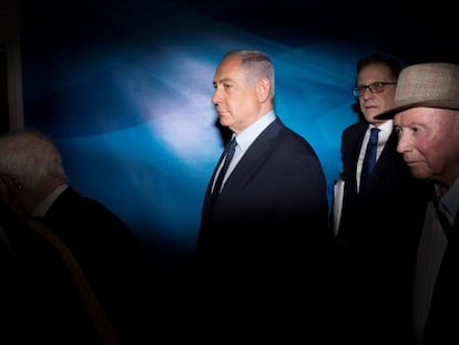 El primer ministro de Israel, Benjamín Netanyahu, acompañado por el superviviente del Holocausto Mordejai Wiesel, el domingo en Jerusalén. 