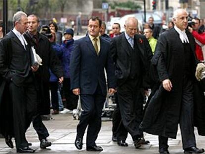 Paul Burrell, en el centro, al abandonar el pasado día 1 el juzgado donde se desestimaron los cargos contra él.