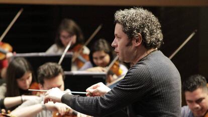 Gustavo Dudamel durante un ensayo en Santiago de Chile en 2018. 