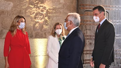 Desde la izquierda, Yolanda Díaz, ministra de Trabajo; Nadia Calviño, ministra de Economía; António Costa, primer ministro de Portugal, y Pedro Sánchez, presidente del Gobierno, este jueves en Trujillo (Cáceres).